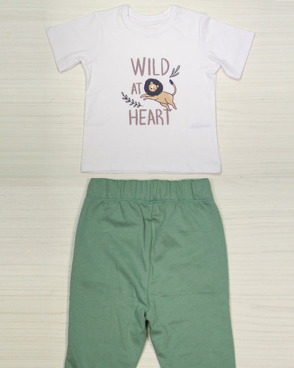 Conjunto Camiseta MC estampada león + Jogger fondo entero verde