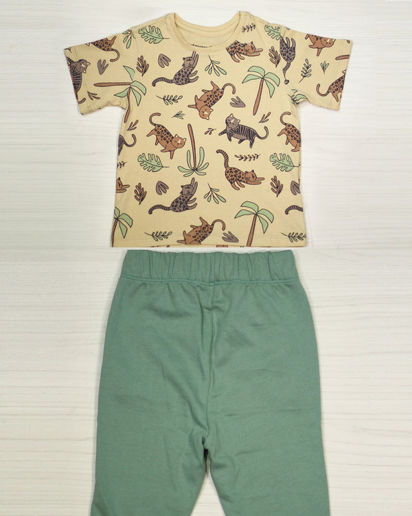 Conjunto Camiseta MC estampada gatos + Jogger fondo entero verde